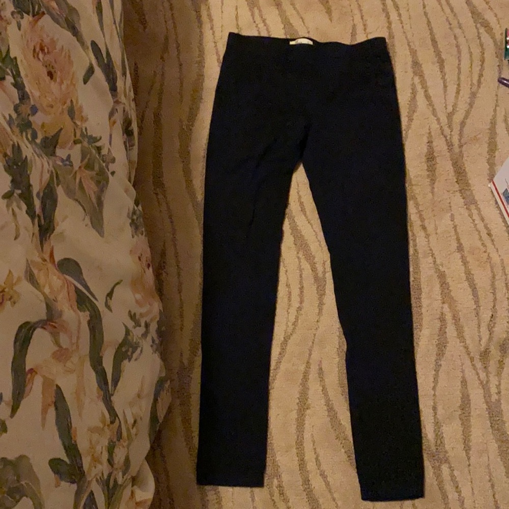 HOLLISTER LEGGINGS IN THE COLOR BLACK NEW/UNUSED CONDITION SIZE SMALL.